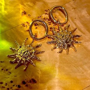 NWOT 90s style earrings gold sun hammered big bold fashion influencer popular
